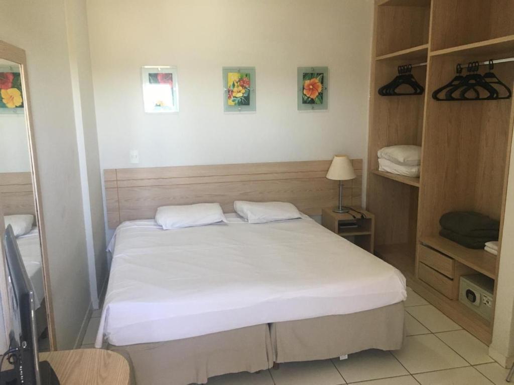 カルダス・ノバスにあるCondomínio residencial Caldas Novas flatの部屋に白いベッドがある寝室
