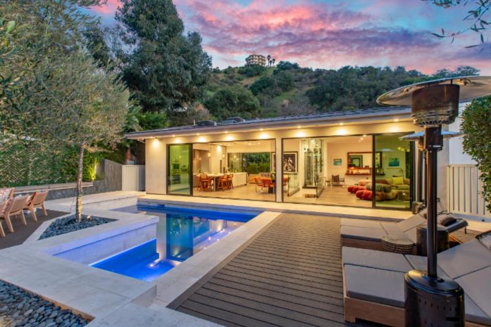 una casa con piscina delante en Willow Glen, en Los Ángeles