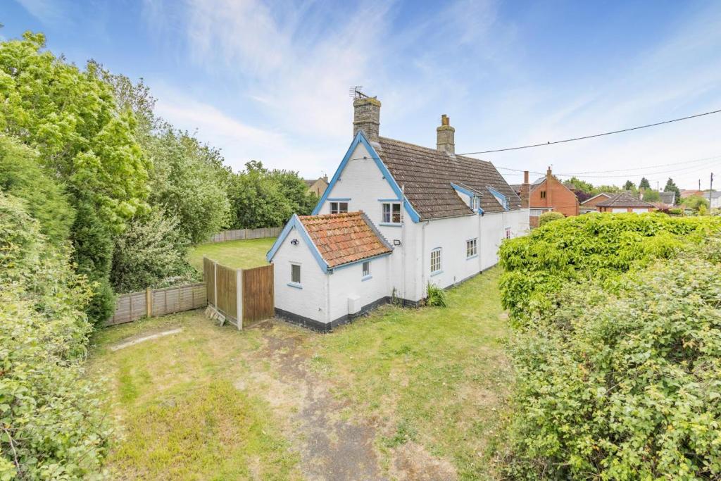 an aerial view of a white house with a yard at Pooles Farm Cottage in Stowmarket