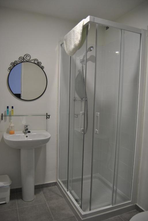 un baño con ducha y lavabo en L'Hostalet de Canet, en Canet de Mar