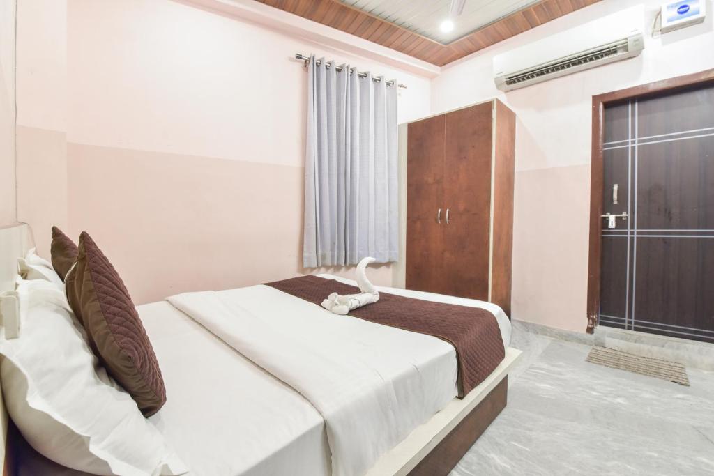 Un dormitorio con una cama y una puerta corrediza de vidrio. en Arya Inn, en Jaipur