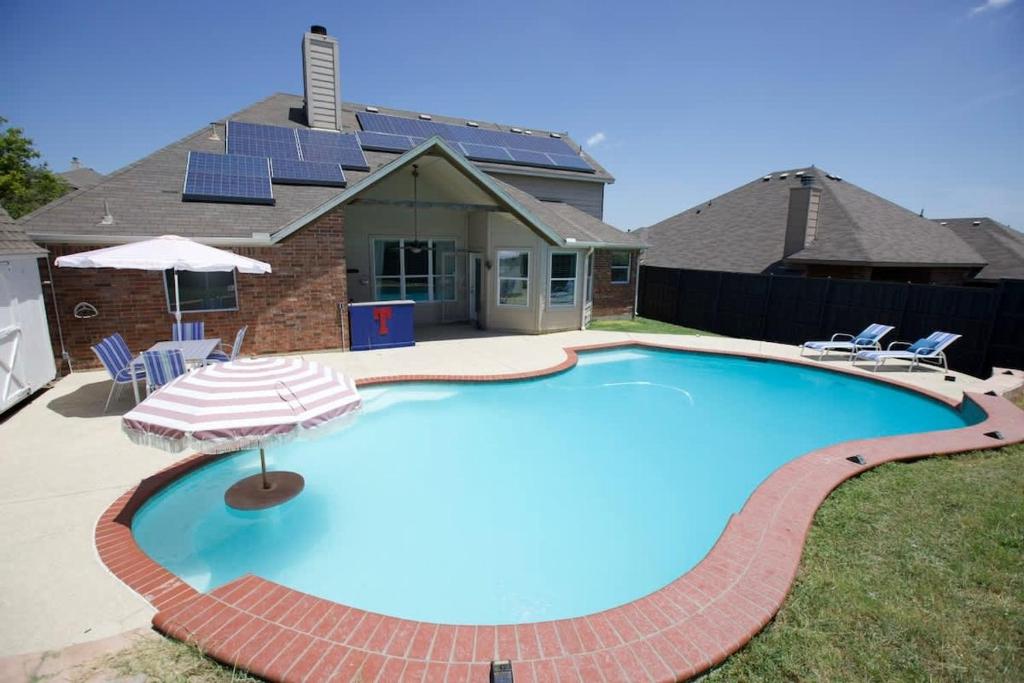 Πισίνα στο ή κοντά στο Spacious 4BR with Pool and Grill - Near Lakes and Harbor