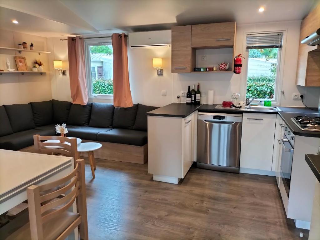 Kuchyň nebo kuchyňský kout v ubytování Mobil-home haut standing - Séjour idéal entre Lac & Océan !