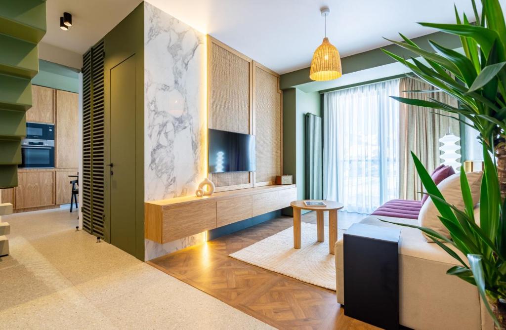 un salon avec un canapé et une table dans l'établissement Chioni House, à Kʼumlistsʼikhe