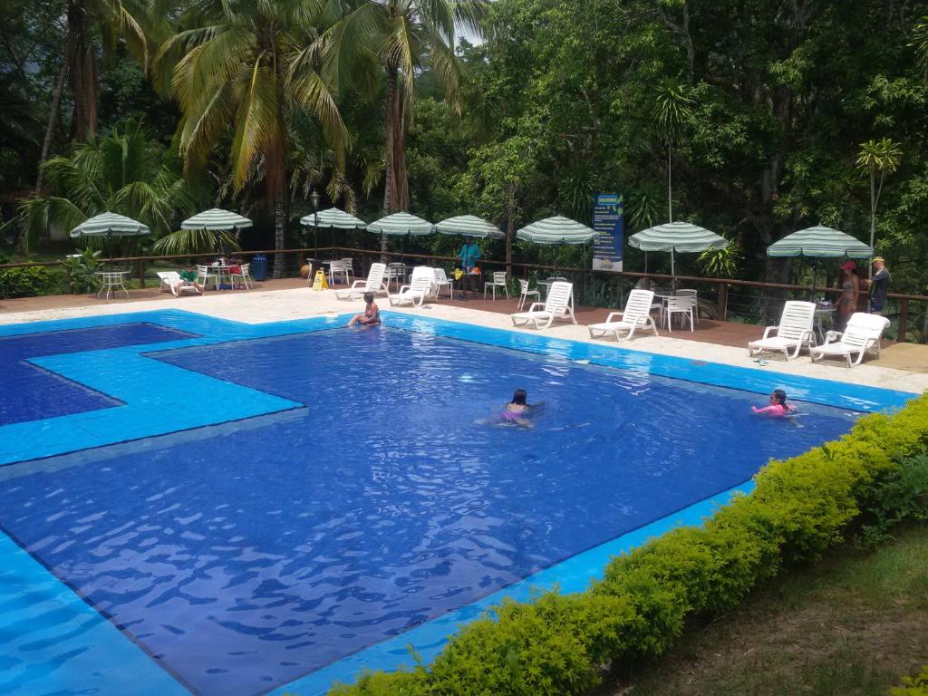 eine Gruppe von Personen, die in einem Schwimmbad schwimmen in der Unterkunft Hotel el Tesoro in San Jerónimo