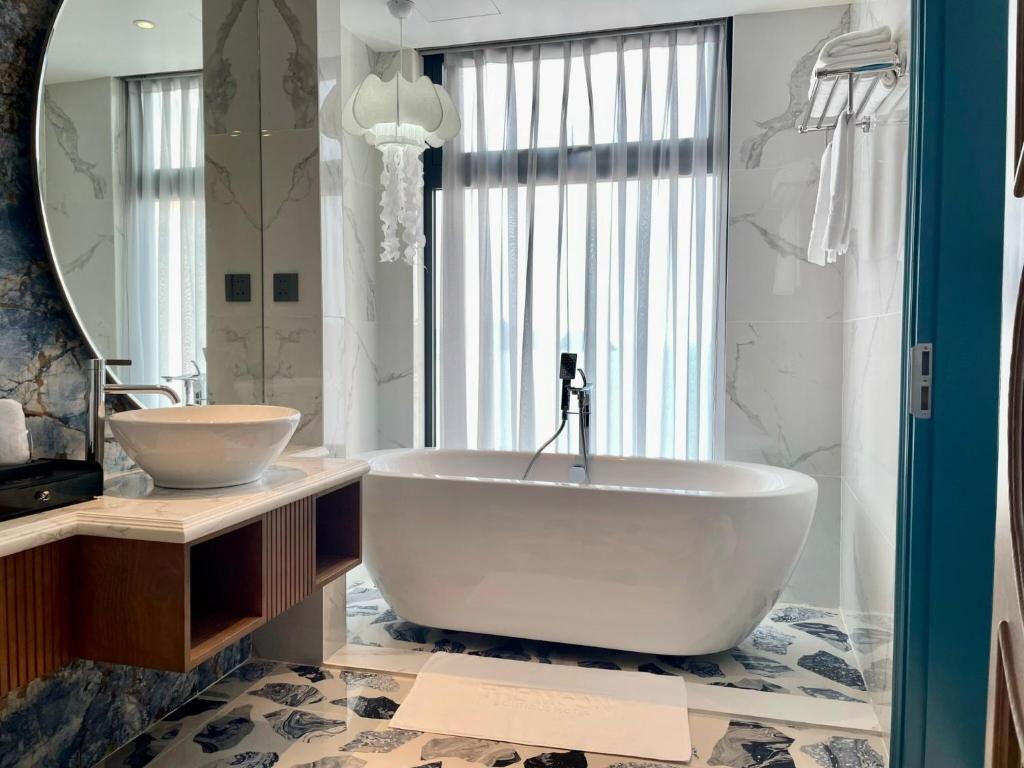 The Moon Boutique Hotel Cat Ba - 12