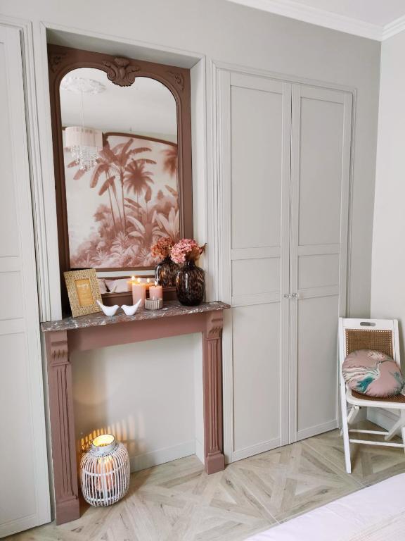a room with a mirror and a table with a chair at Ô Bulles de Loire, Châteauneuf-sur-Loire in Châteauneuf-sur-Loire