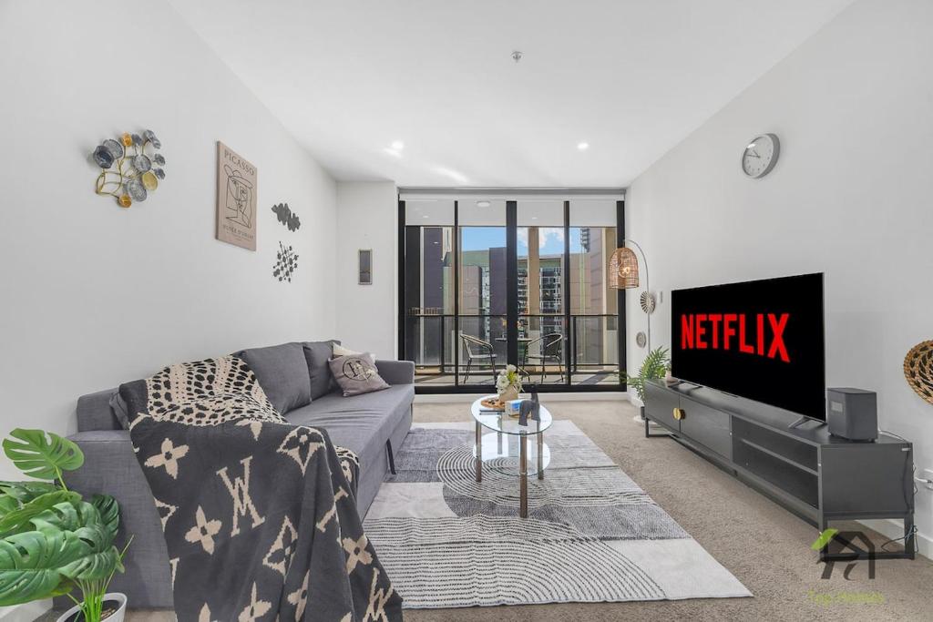 Un televizor și/sau centru de divertisment la Parramatta Sunshine City Nest
