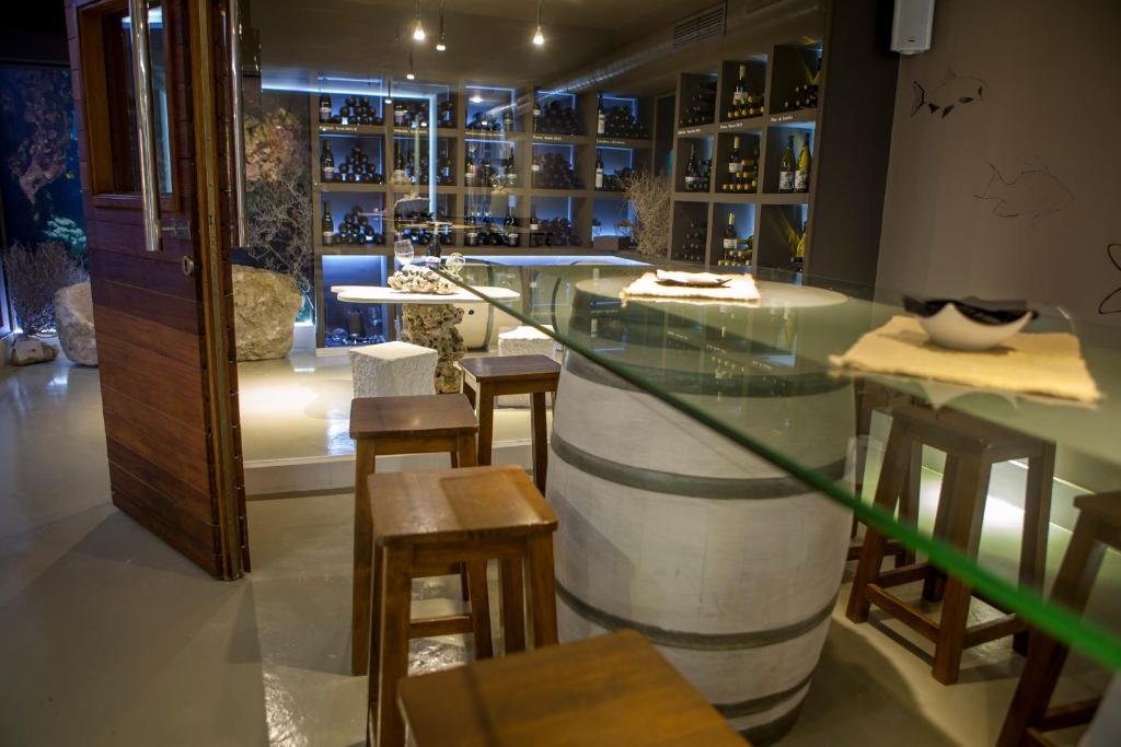 a room with a table and some chairs and a counter at Hotel MC San José in San José