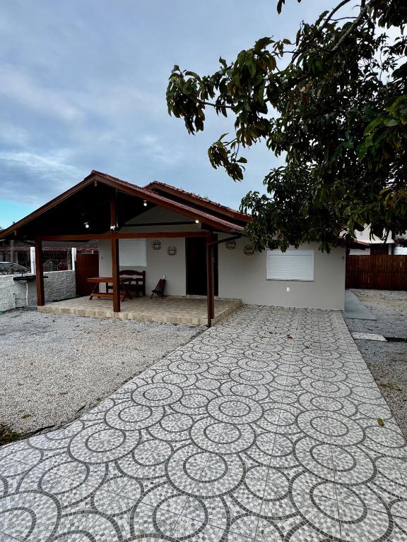 un pabellón con mesa y patio en Jack Beach House, en Palhoça