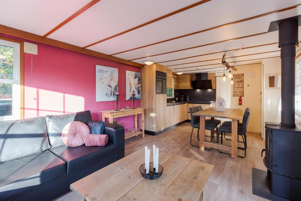 un salon avec un canapé et une table dans l'établissement chalet, à Putten