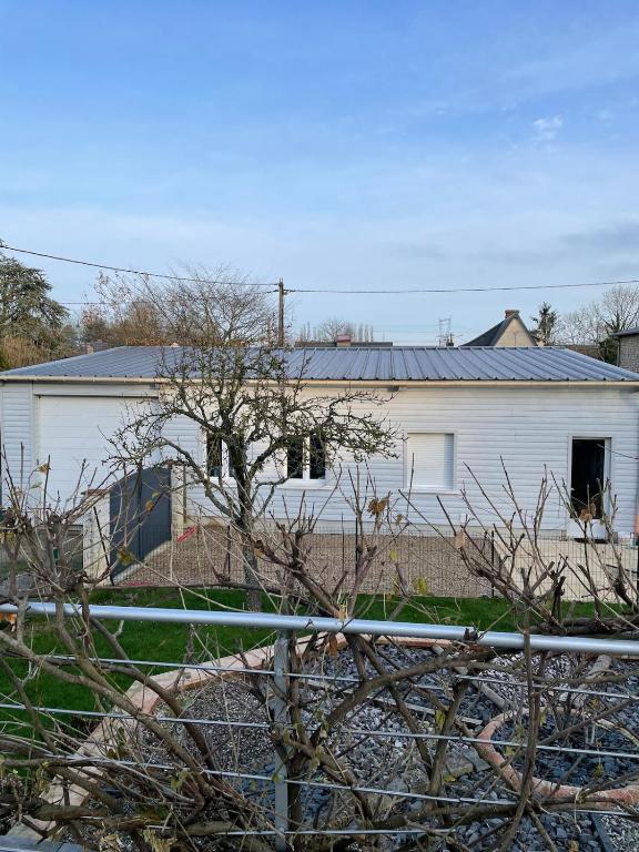 a white house with a fence in front of it at Maison à la campagne in Combon