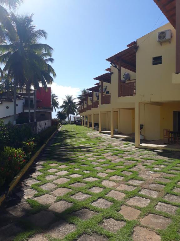 Village Pousada Canedo في غايبيم: شارع مرصوف بالحصى أمام مبنى