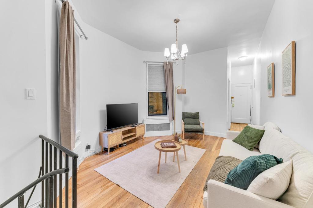 Et tv og/eller underholdning på Inviting 2Bd Upper East Side Stay with Backyard