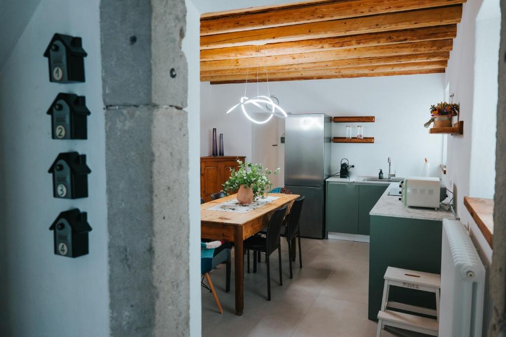 チゾーン・ディ・ヴァルマリーノにあるLa Casa Di Bettiの木製のテーブルとダイニングルームのあるキッチン