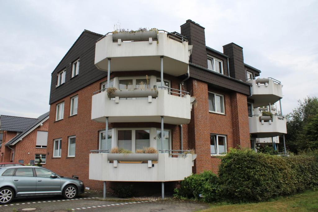 a building with balconies on the side of it at Großzügiges Erdgeschoßapartment mit Balkon und eigenen kostenlosen Parkplatz in Hövelhof