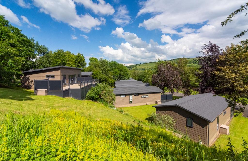 a group of modular homes on a grassy hill at Landal Aysgarth in Aysgarth
