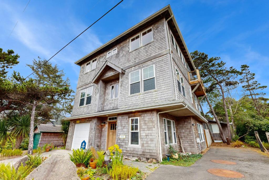 a large house with a gambrel at Neskowin Treehouse in Neskowin