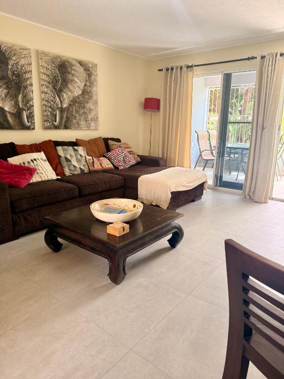 a living room with a couch and a coffee table at Bon Bini na Curacao in Willemstad