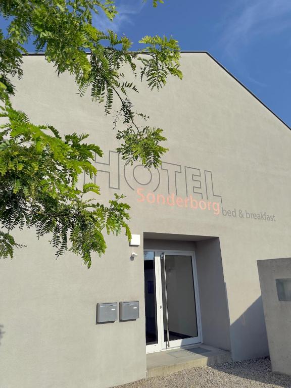 シュロベンハウゼンにあるHotel Sonderborgの側面に看板がある建物