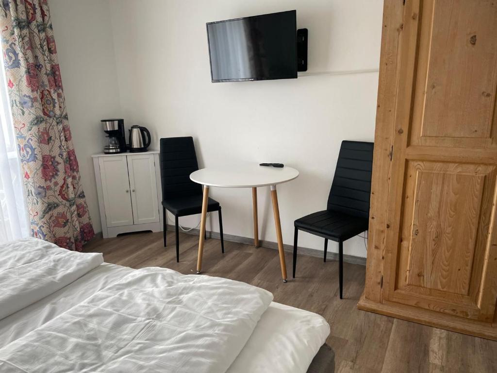 Katil atau katil-katil dalam bilik di Privatzimmer im Hotel am Pfahl