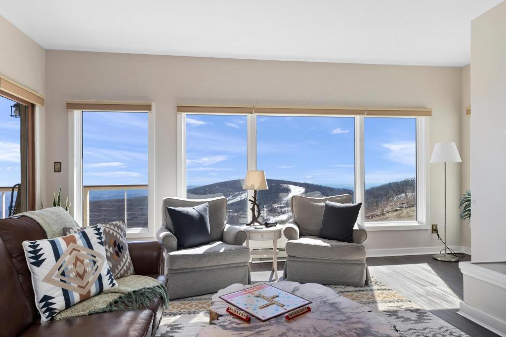 Nespecifikovaný výhled na hory nebo výhled na hory při pohledu z prázdninového domu