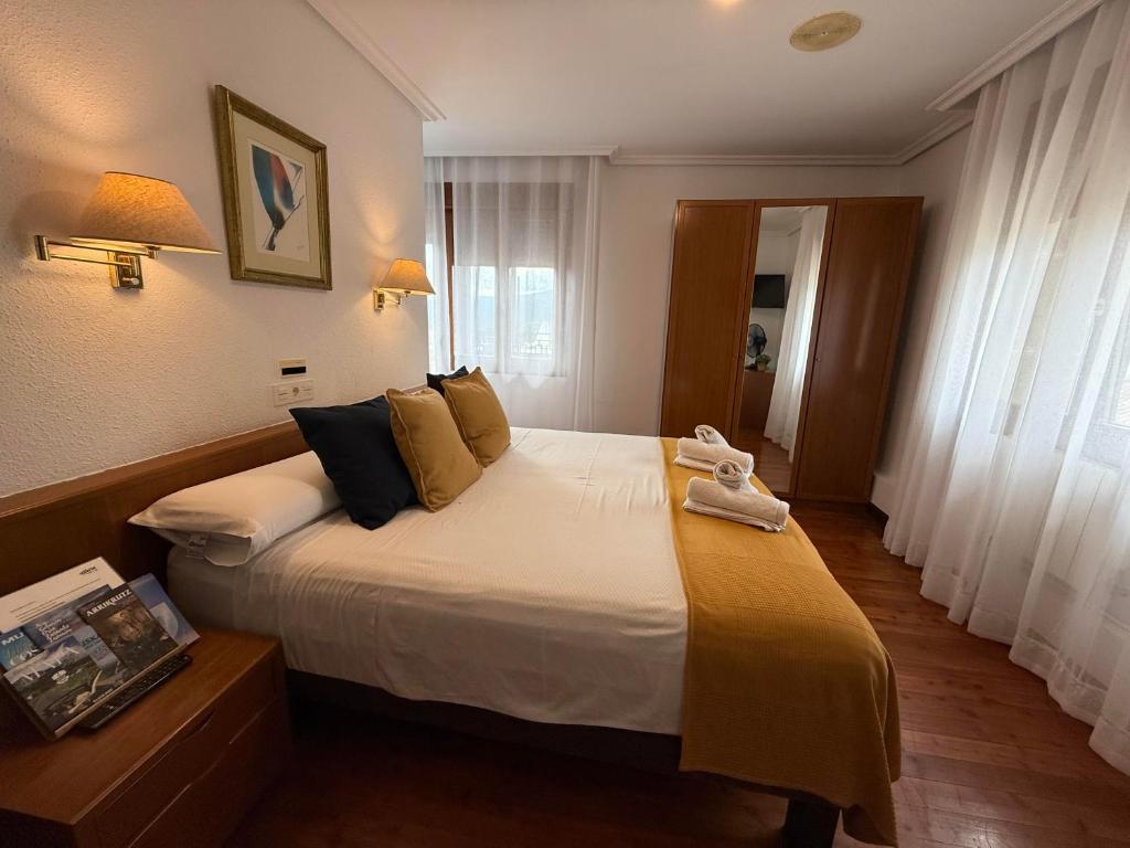 Uxarte -Alojamiento, restaurante y piscinas - Habitación Doble O Twin Con Vistas A La Montaña