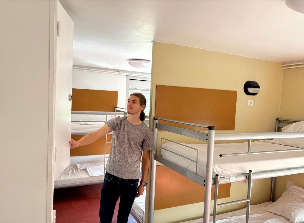 Auberge de Jeunesse HI Grenoble - 8床位男性宿舍间的床位 - 共用浴室