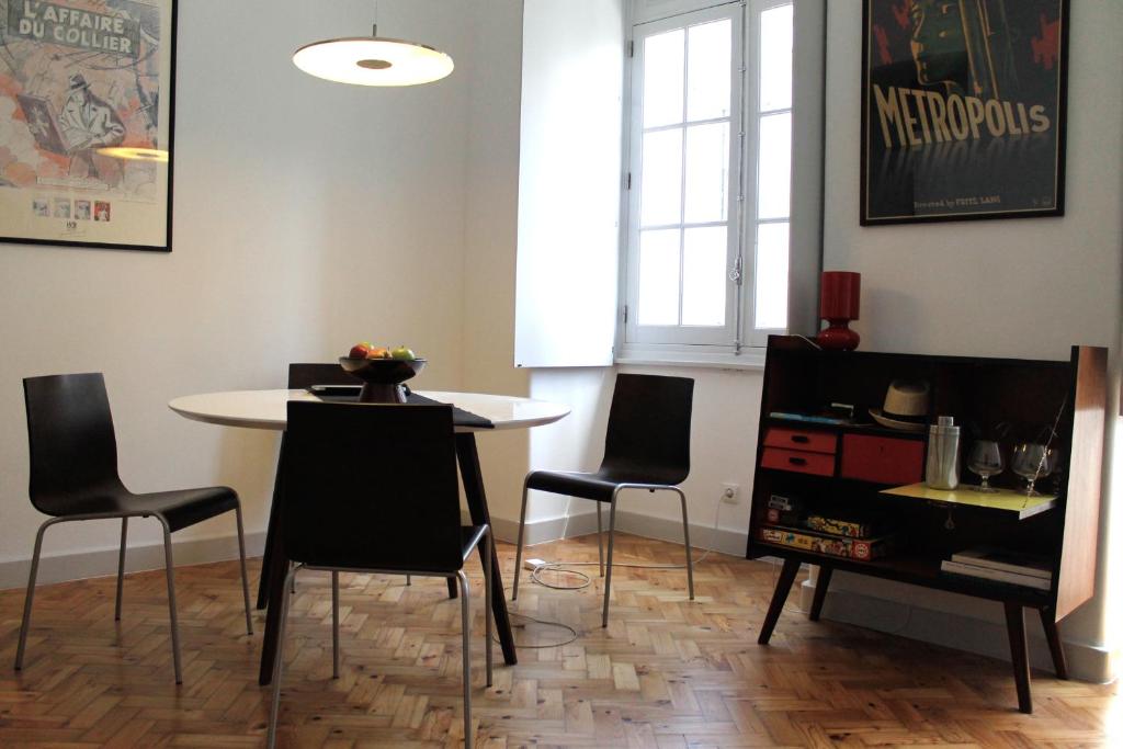 ein Esszimmer mit Tisch und Stühlen in der Unterkunft Casa da Catedral in Porto