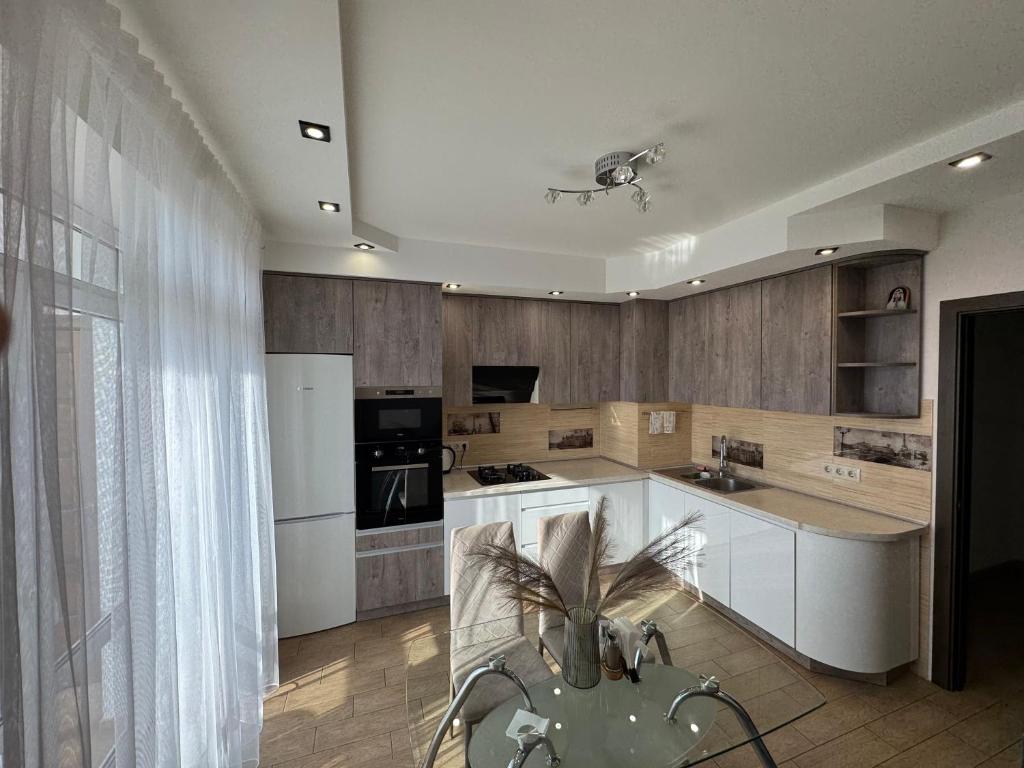 O bucătărie sau chicinetă la Apartment - Dzhordzha Vashynhtona