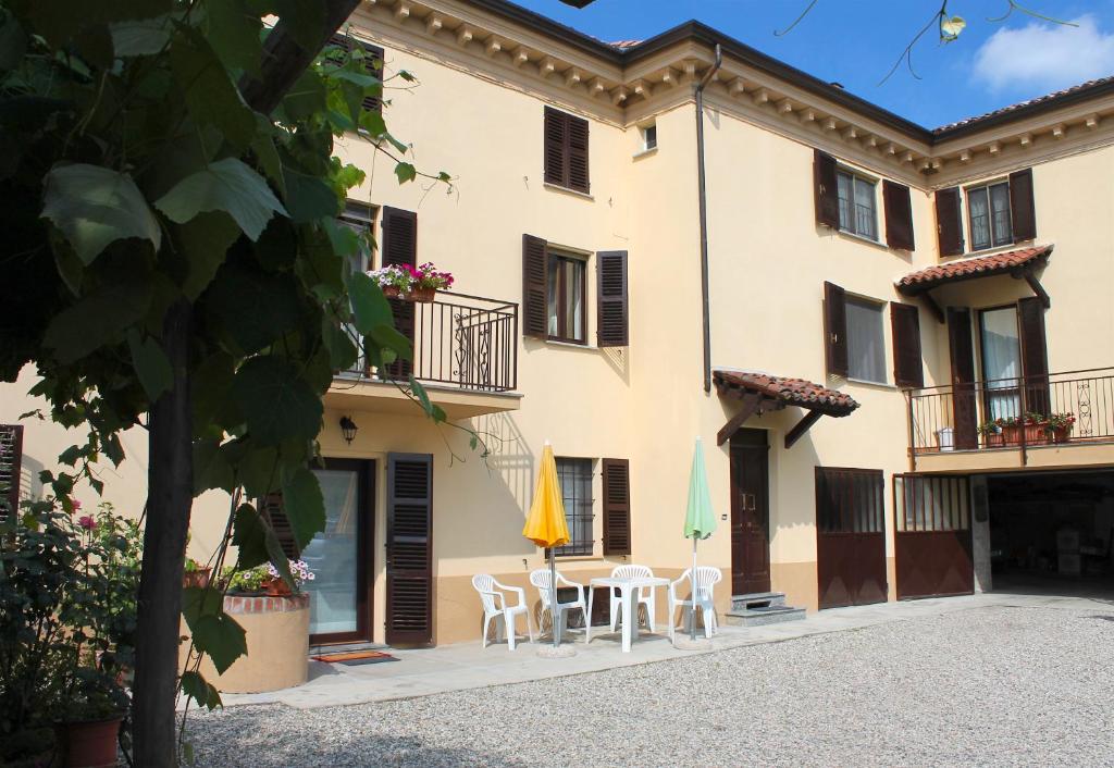 ein Gebäude mit Stühlen und einem Tisch davor in der Unterkunft Bed & Breakfast L'Infernot in Rosignano Monferrato