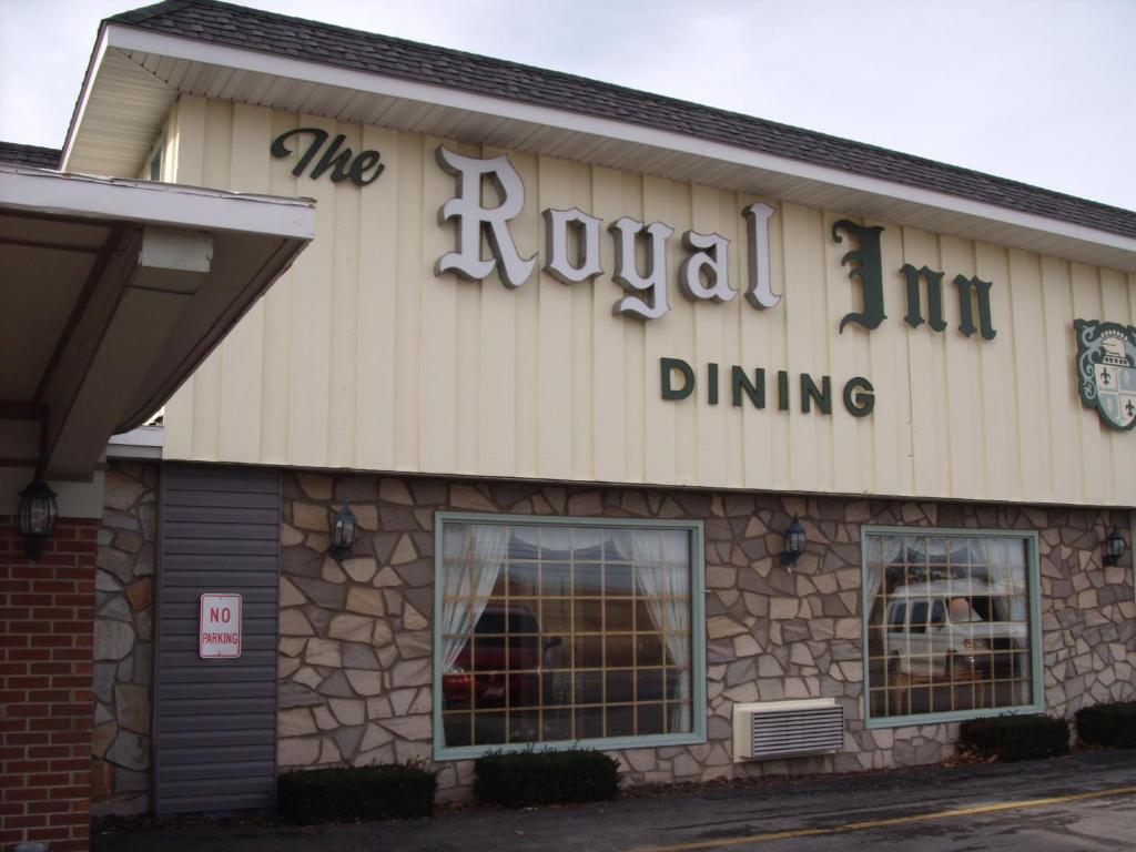 uma placa de restaurante roka inn do lado de um edifício em The Royal Inn em Ridgway