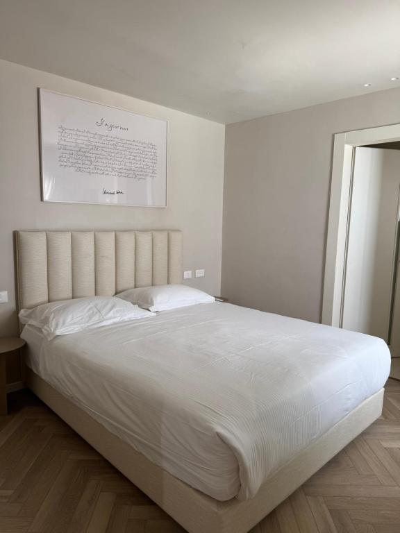Un dormitorio blanco con una gran cama blanca. en Merian, en Eilat