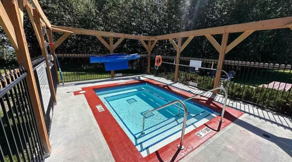 Bazén v ubytování Purcell Condos by StayIn nebo v jeho okolí