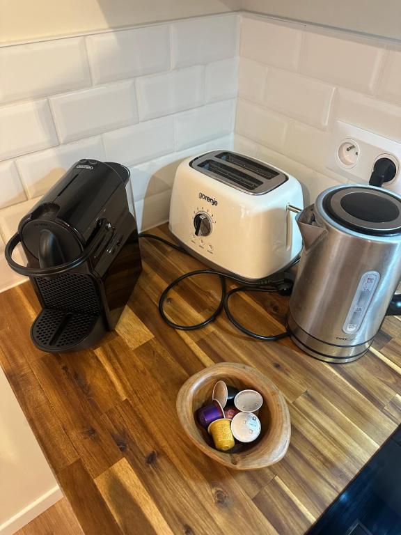 a toaster sitting on a counter next to a toaster at Appartement au coeur de la Ville Fortifiée in Boulogne-sur-Mer