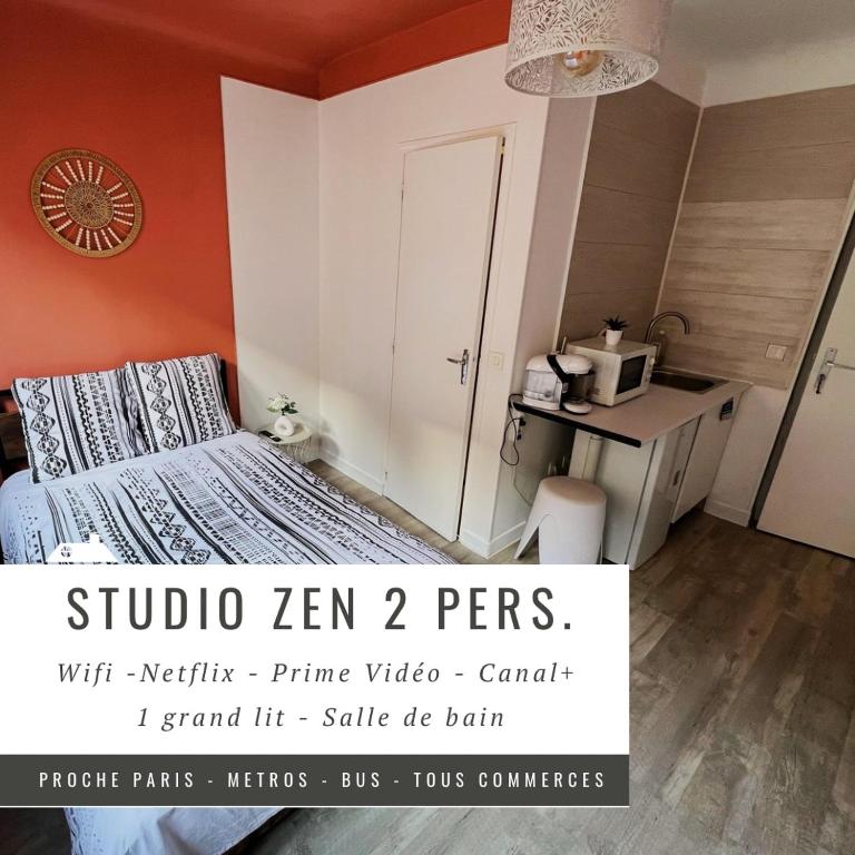 a small bedroom with a bed and a table at Studio Zen - Paris à 5mn in Alfortville