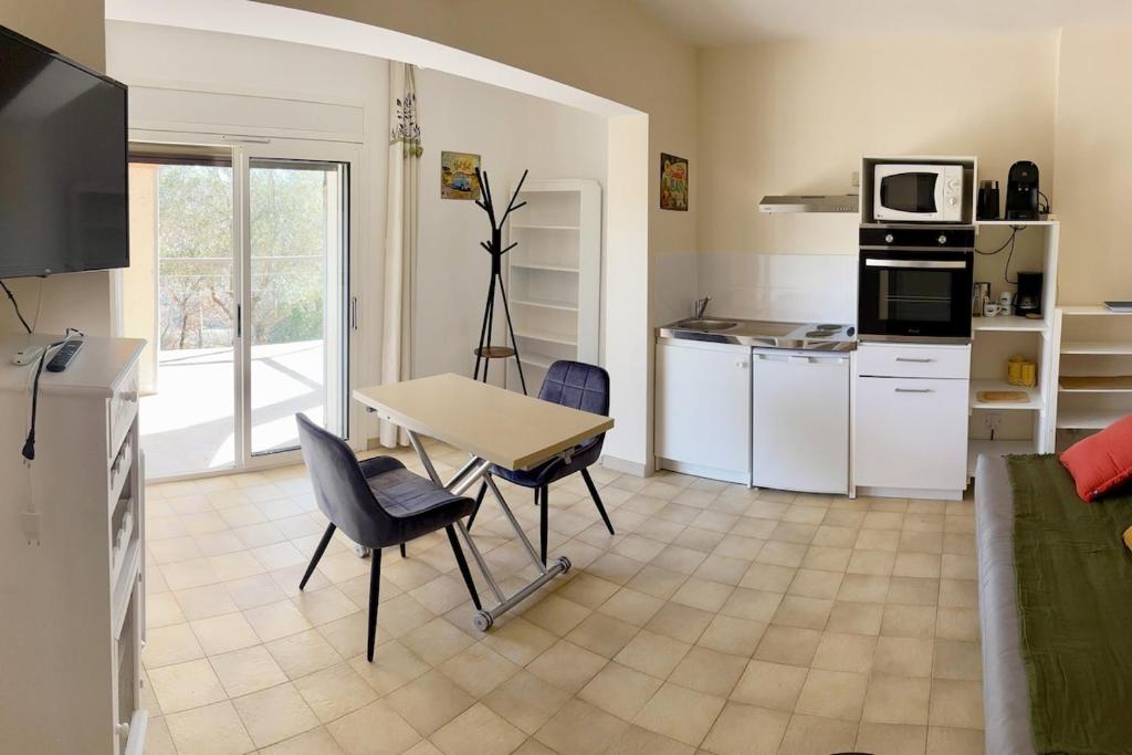 Η κουζίνα ή μικρή κουζίνα στο Furnished 2-room apartment with terrace & garden