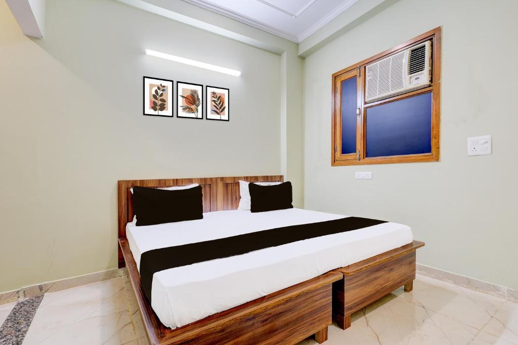 une chambre avec un grand lit dans une pièce dans l'établissement Hotel O Smile Sweet Hotel, à Kālkāji Devi