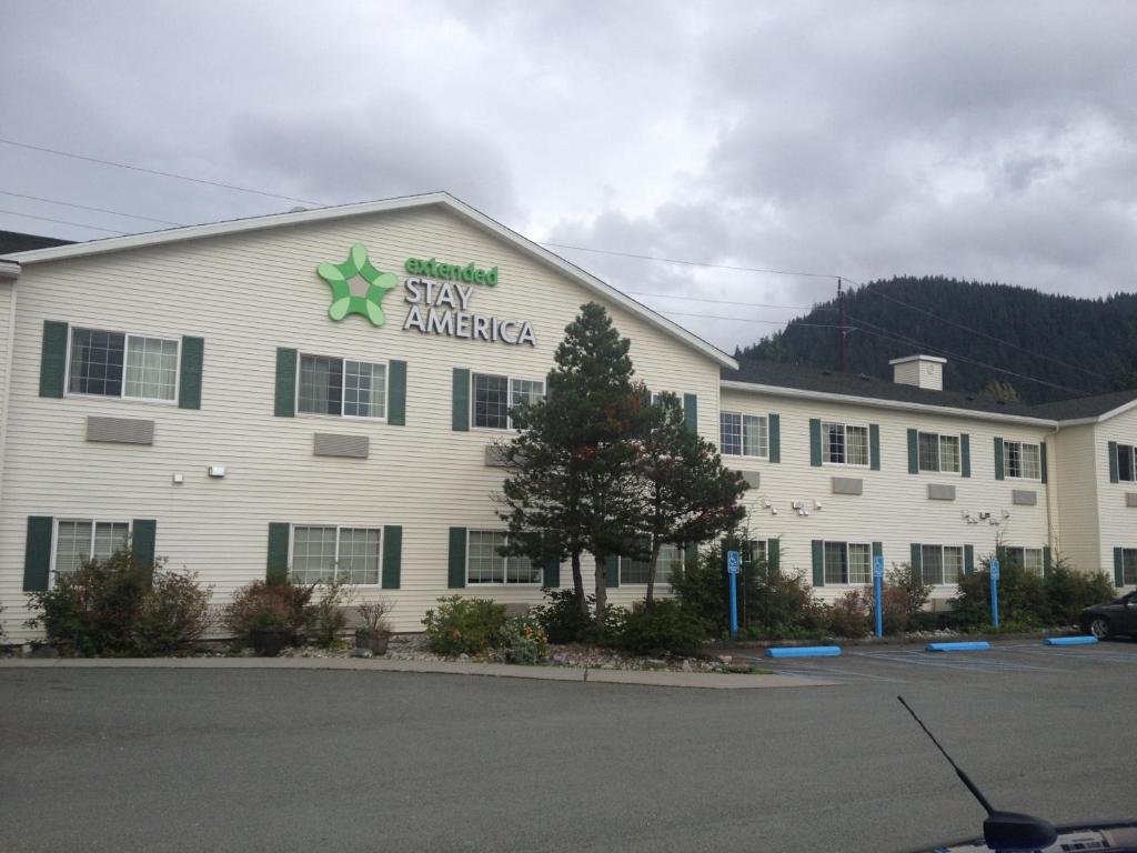 un grand bâtiment blanc avec un panneau d'étoiles. dans l'établissement Extended Stay America Suites - Juneau - Shell Simmons Drive, à Juneau