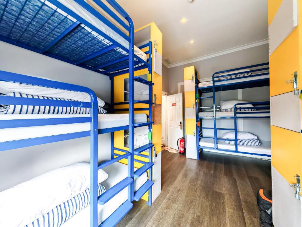 Giường tầng trong phòng chung tại Prime Backpackers Angel