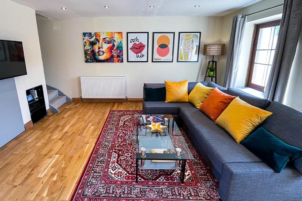 a living room with a couch and a table at Stylish Stratford upon Avon Stay - Gated Parking - Sleeps 6 in Stratford-upon-Avon
