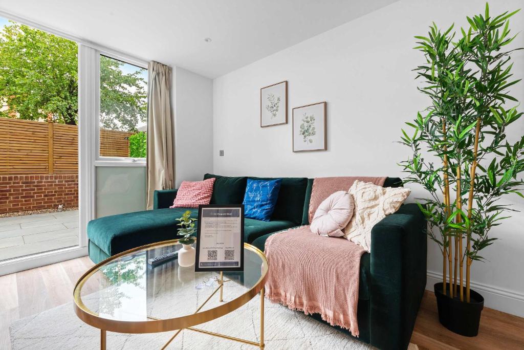 Χώρος καθιστικού στο Modern 1 Bed Apartment with Garden in Gravesend