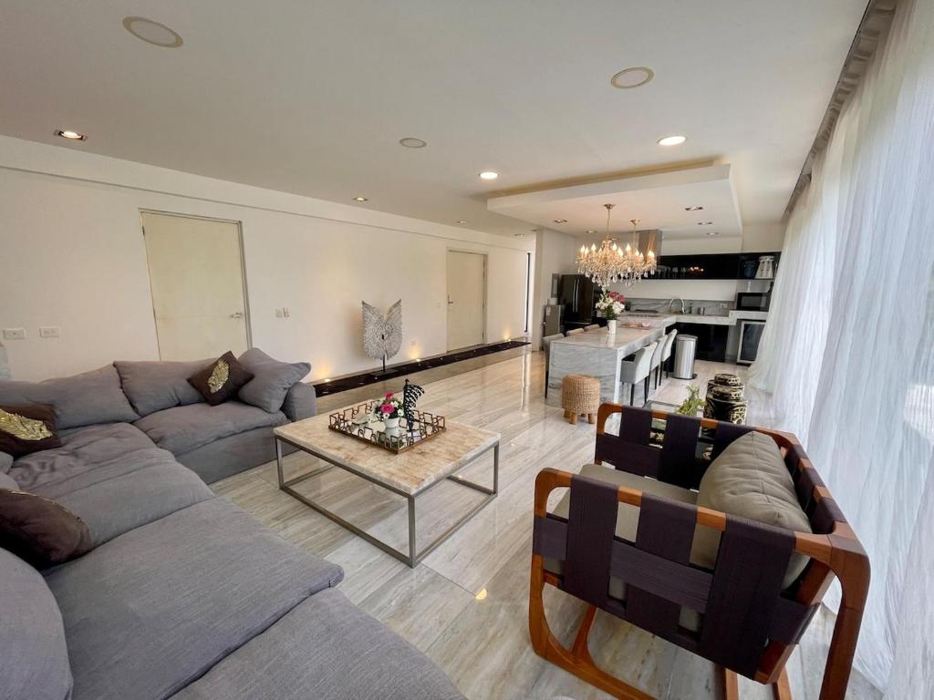 Posezení v ubytování Exclusive 3 bdr Pent House Aldea Zama