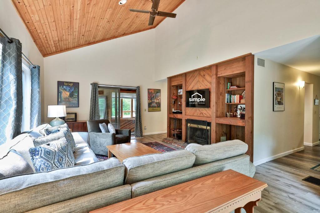 ein Wohnzimmer mit Couch und Kamin in der Unterkunft Private Killington Home with Indoor Hot Tub and 2 Living Rooms in Killington