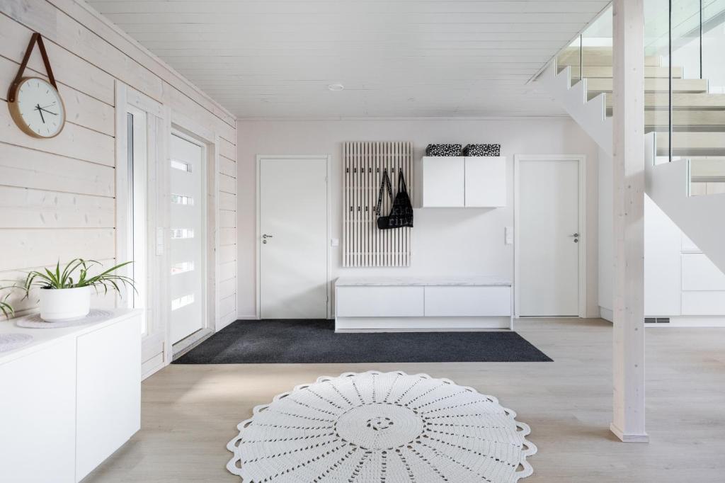 un soggiorno con scala e tappeto di Villa Aurora Ryti a Rovaniemi