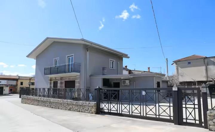 een huis met een zwart hek ervoor bij Affitti Brevi L'INGLESINA in Piedimonte San Germano