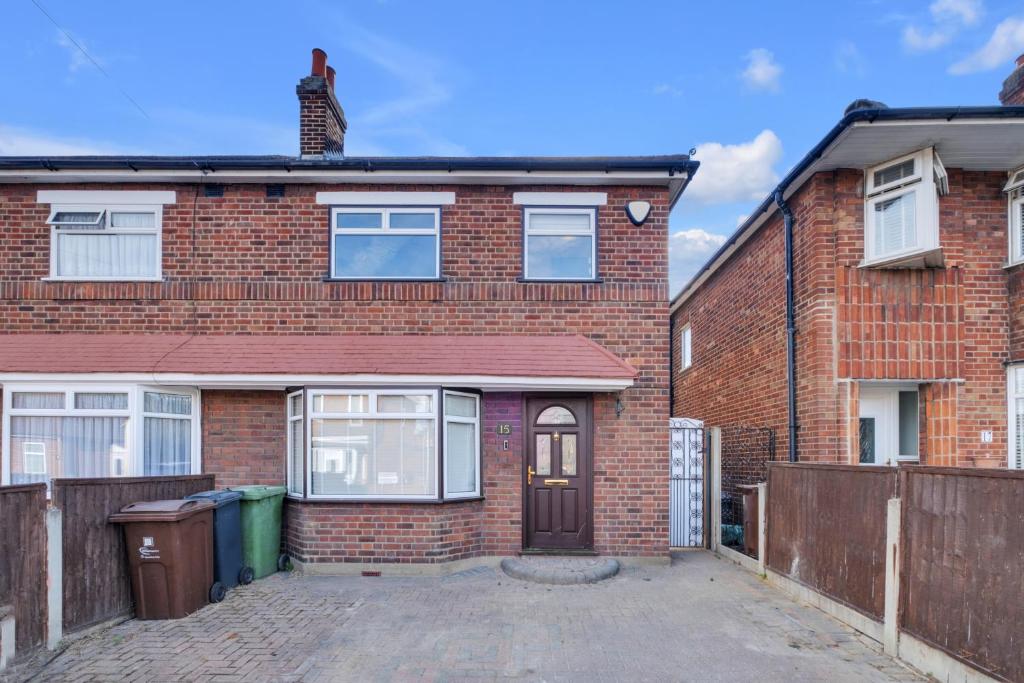 una casa de ladrillo con una entrada delante de ella en 4 Bed - Sleeps 8 - Free Parking - Garden, en Dagenham