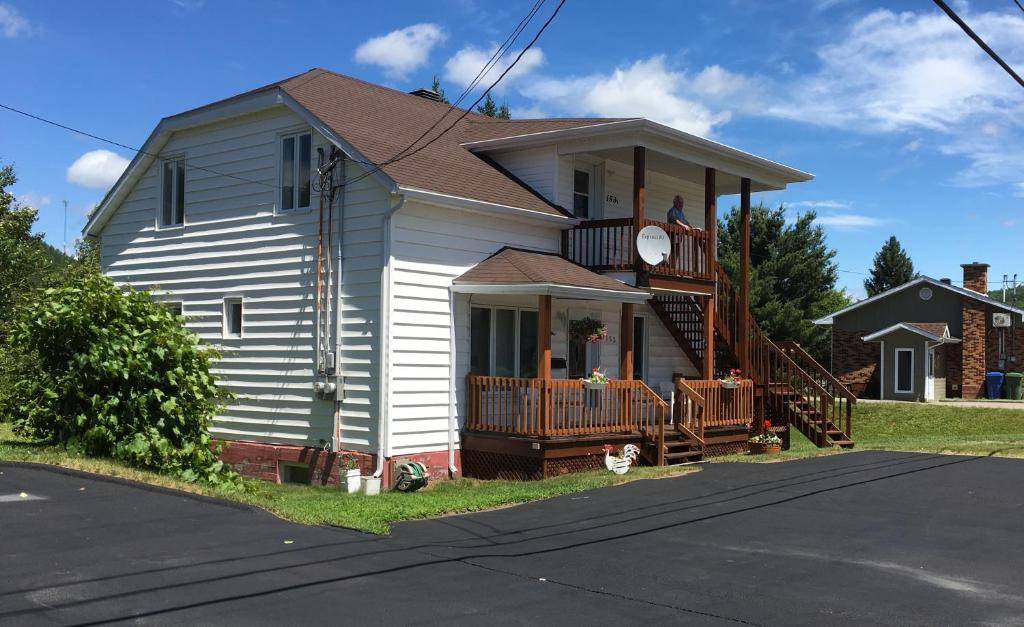 Maison l'héritage في لأنسي سانت جين: بيت ابيض فيه بلكونه