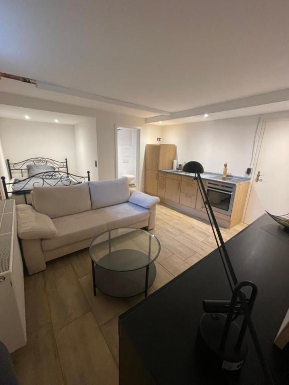 een woonkamer met een bank en een keuken bij Pendler Montagewohnung Kandern, Lörrach, Basel D,CH, FR 
