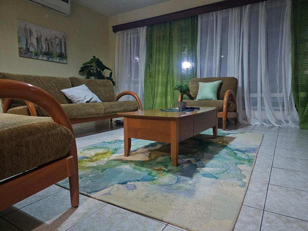 Et opholdsområde på Cozy 2 Bedroom Apartment